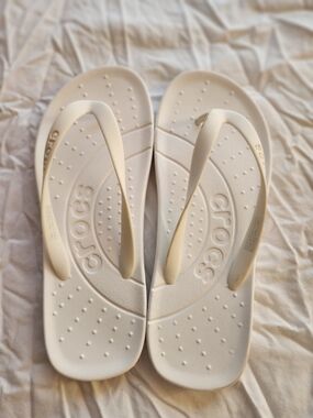 CROCS Women’s Cream Flip Flop Sandals